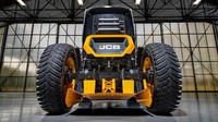 Membuat traktor mampu melesat dengan kecepatan seperti ini memerlukan banyak perhitungan rancang bangunnya. Tidak seperti kebanyakan traktor, yang satu ini bertumpu pada kehebatan dari suspensi depan dan belakang agar dapat membuat kendaraan berat ini melaju cepat dengan baik. Foto: Carscoops