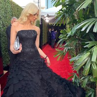 Amanda pun kerap diundang ke acara-acara bergengsi. Seperti dalam penampilannya ini, Amanda tampil dengan gaun hitam saat menghadiri Golden Globes 2019.  Foto: dok. Instagram