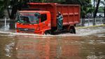 Mereka yang Berjuang Menerobos Banjir