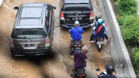 Pemotor masuk tol untuk menghindari banjir di Jalan Kebon Jeruk, tepatnya di depan RS Siloam.