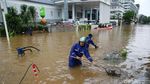 Korban Banjir Kemang Dievakuasi dengan Perahu Karet