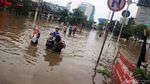 Jalan Panjang Kedoya Banjir Setinggi 1 Meter