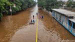 Banjir Lumpuhkan Jalan Perintis Kemerdekaan Jakarta