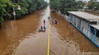 Akses dari Cempaka Putih menuju Pulogadung putus akibat banjir.