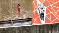 Banjir setinggi paha orang dewasa.