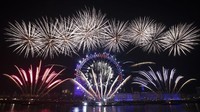 Perayaan menyambut tahun baru di london disemarakkan dengan pesta kembang api yang meriah. Tepatnya di Sungai Thames, London. (AP)