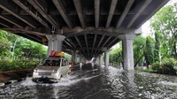 Sejumlah pengendara tetap nekat melintasi jalan yang terendan banjir tersebut.