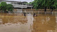 Banjir merendam Jalan Perintis Kemerdekaan di kedua arah. Akibatnya lalu lintas dari Cempaka Putih ke Pulogadung dan sebaliknya putus.