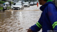 Arus lalu lintas tersendat akibat banjir.