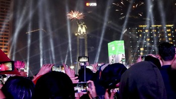 Pesta kembang api di Bundaran Hotel Indonesia, Jakarta. Foto: AP Photo/Tatan Syuflana 