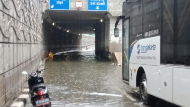 Underpass Kuningan-Mampang Terendam Banjir