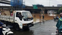 Arus lalu lintas di kolong tol pun terputus akibat banjir.