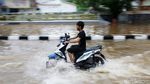 Aksi Nekat Pemotor Terobos Banjir di Jalan Tendean Jaksel