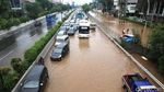 Potret Banjir yang Rendam Tol Kebon Jeruk