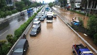 Kendaraan mengantre untuk melintas karena hanya satu lajur saja yang bisa dilewati.