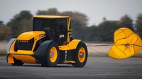 Dapur pacu traktor ini menyimpan tenaga 1.016 hp pada 3.150 rpm dan torsi 2.500 nm dalam mesin diesel turbo 6 silinder yang dimodifikasi. Traktor untuk memecahkan rekor ini memiliki turbo lebih besar daripada stok standarnya. Foto: Carscoops