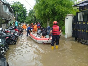 Banjir di Petogogan Jaksel, Warga Dievakuasi Pakai Perahu Karet