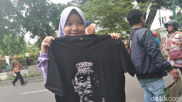 Tinggalkan Gedung Agung Yogya, Jokowi Bagi-bagi Kaus Lagi