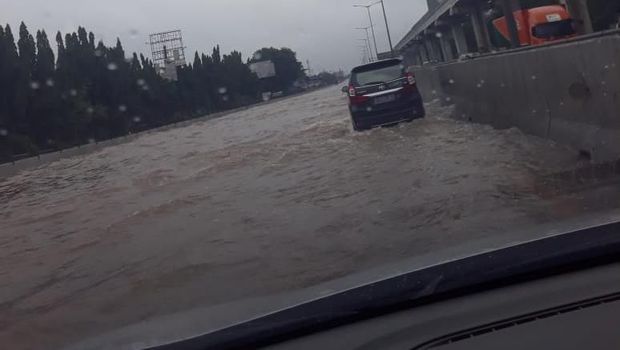 Tol Japek Cikunir Arah Jakarta Terendam Banjir Bak Sungai