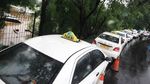 Penampakan Banjir Rendam Pool Taxi di Tanah Kusir