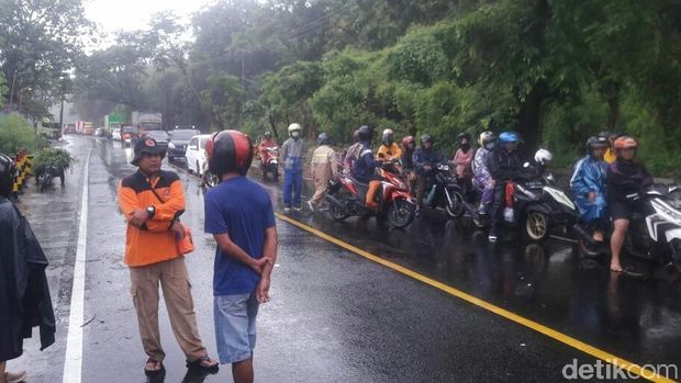 Pohon Asam Tumbang melintang di jalan/