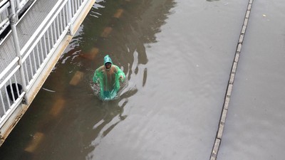 Setinggi Ini Banjir di Halte Busway Pos Pengumben Jalan Panjang