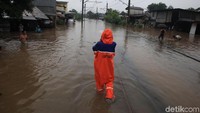 PT KAI Daop 1 Jakarta juga meminta maaf atas gangguan perjalanan Kereta Api di sejumlah lintas yang terdampak cuaca buruk dan menyebabkan sejumlah prasarana jalur rel terimbas banjir.