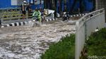 Aksi Nekat Pemotor Terobos Banjir di Jalan Tendean Jaksel