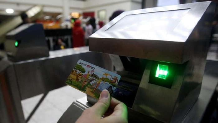 Pengunjung Taman Impian Jaya Ancol sedang melakukan transaksi Scan To Pay menggunakan JakOne Mobile Bank DKI pada mesin Mobile-Point of Sale (M-POS) di Jakarta, (31/12). Pengunjung Ancol dapat melakukan pembayaran tiket gerbang Ancol dengan Kartu Debit GPN dan Kartu Kredit, baik Bank DKI maupun bank lainnya, serta menerima transaksi QR Code JakOne Mobile dan QRIS. Pengunjung Ancol juga dapat menggunakan uang elektronik kartu prepaid JakCard Bank DKI di berbagai unit rekreasi Ancol seperti Sea World, Dunia Fantasi, Ocean Dream, dan Atlantis. Penggunaan layanan e-channel Bank DKI di Taman Impian Jaya Ancol merupakan salah satu bentuk sinergi antar sesama BUMD di DKI Jakarta.