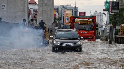 Potret Banjir di Jalan Boulevard Barat Kelapa Gading