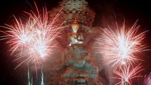 Suasana pesta kembang api saat malam perayaan pergantian tahun di kawasan Patung Garuda Wisnu Kencana (GWK) Ungasan, Badung, Bali, Rabu (1/1/2020). ANTARA FOTO/Fikri Yusuf/pd.