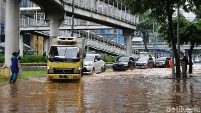 Penampakan Banjir di Jalan Sudirman Jakarta