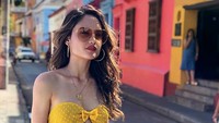 Cinta Laura mengawali 2019 dengan penuh harapan yang diwakili lewat penampilannya dengan busana berwarna pop. Dok. Instagram/claurakiehl