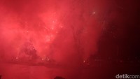 Pesta kembang api ini berlangsung selama beberapa menit.