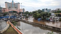 Arus lalu lintas juga semrawut akibat banjir tersebut.