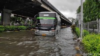 Bus pun juga menerobos banjir.