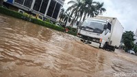 Mobil boks nekat menerobos banjir di Jalan Perjuangan.