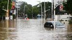 Korban Banjir Kemang Dievakuasi dengan Perahu Karet