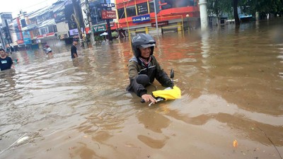 Potret Perjuangan Pemotor Terobos Banjir