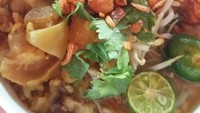 Kikil yang kenyal lembut bikin mie kocok ini makin sedap. Apalagi ditaburi bawang goreng dan cincangan daun seledri plus kucuran air jeruk limau. Mantul! Foto : Instagram @shanntyy