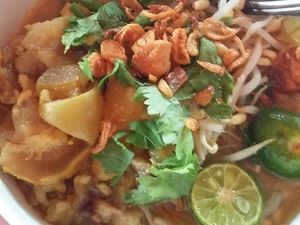 Sluurp! Gurih Kenyal Mie Kocok Kikil Buat Penghangat Pagi