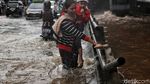Mereka yang Berjuang Menerobos Banjir