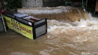 Air luapan sungai mengalir deras ke Komplek Duta Indah.