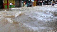 Jalanan tersebut bak sungai.