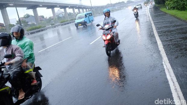Sepeda Motor Masuk Tol Taman Mini.
