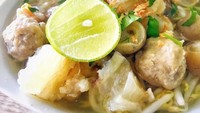 Yang ini selain potongan kikil yang berlimpah juga ditambah bakso urat. Wah, dijamin puas makannya! Foto : Instagram @makan.enak.sedap