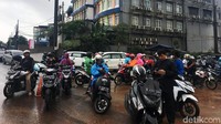 Para pengendara tampak menunggu banjir surut.