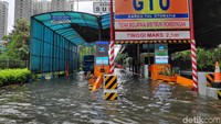 Banjir merendam Gerbang Tol Sunter, Jakarta Utara.