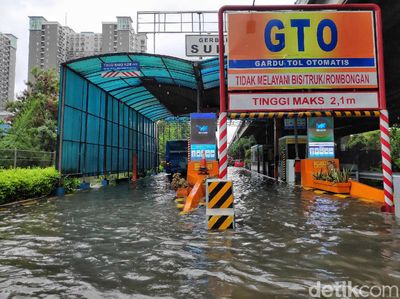 Banjir Rendam Gerbang Tol Sunter