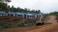 Setelah banjir bandang Juni 2019 lalu yang meluluh lantakan beberapa desa, warga terpaksa harus tinggal di tenda pengungsian. Kini dengan rampungnya huntara, kini mereka bisa jauh lebih layak tinggal daripada tenda darurat yang selama 6 bulan belakangan mereka huni. Foto: dok. BNPB